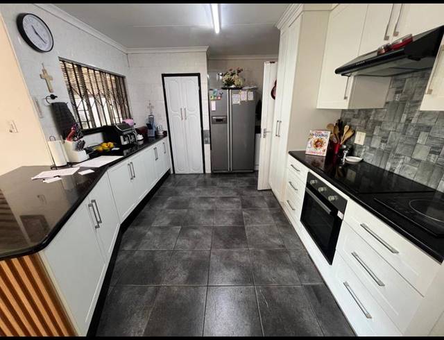 3 BEDROOM HOUSE FOR SALE IN GREENHILLS